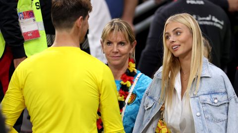 Courtois habla con su madre (C) y su novia Gerzig (R) luego de la victoria ante Canadá.