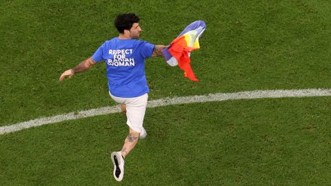 En el inicio del segundo tiempo, un aficionado saltó al terreno de juego con una bandera de arcoíris.