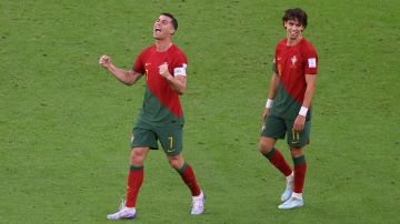 Cristiano Ronaldo (L) y Joao Félix (R) celebran el primer gol de Portugal ante Uruguay.
