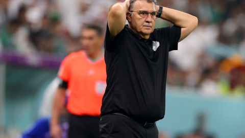 Tata Martino se lamenta luego de una ocasión fallada por México ante Arabia Saudita.