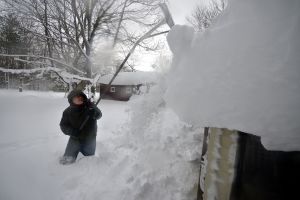 Histórica nevada en Nueva York deja vialidades sepultadas en Buffalo y se espera más nieve