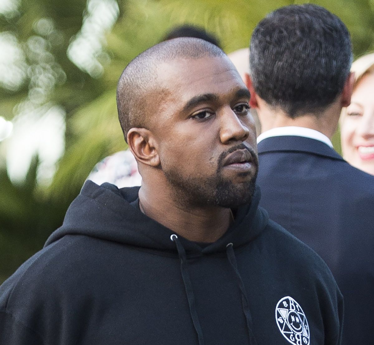 Kanye West goes to the police to denounce some paparazzi who chased him and challenged him to fight