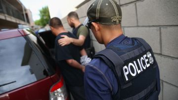 Agentes de ICE detienen en California a un inmigrante convicto por delitos.