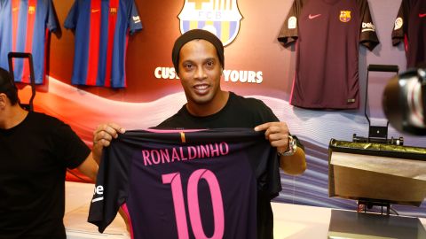 Ronaldinho durante una inauguración de una tienda del FC Barcelona.