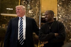 Donald Trump recibió la visita del nacionalista blanco Nick Fuentes y a Kanye West en su casa de Mar-a-Lago