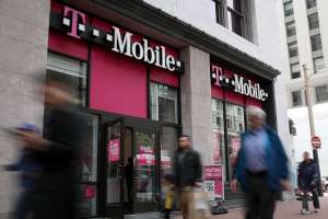 Hombre ataca a gerente de T-Mobile de Nueva York y arroja un bote de basura por la ventana