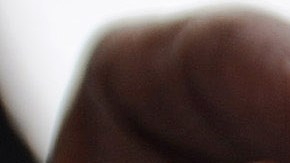 El hombre se comió vivo al cangrejo porque "pellizcó" a su hija.