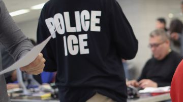 ICE enfrenta varias polémicas por trato a inmigrantes.