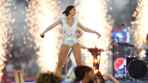 Dua Lipa durante la previa de la final de la UEFA Champions League celebrada en Ucrania entre Real Madrid y Liverpool, en 2018.