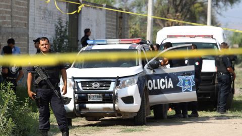 La policía local acordona la escena del crimen.