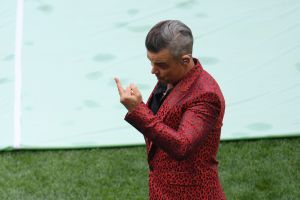 "Sería hipócrita no tocar": Robbie Williams justifica su actuación para el Mundial de Qatar 2022
