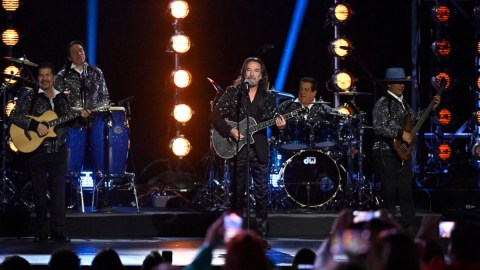 Marco Antonio Solís rodeado de colegas y amigos tuvo su noche de Person of The Year de los Latin Grammy 2022