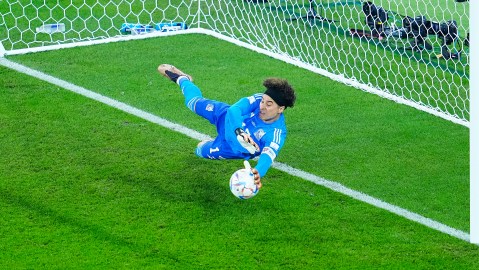 Guillermo Ochoa atajó un penal a Robert Lewandowski.