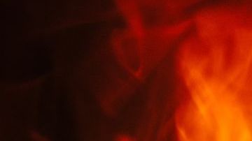 Jason Momoa se desnuda hasta quedar nada más que en su malo hawaiano.