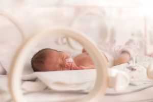 La desesperada acción de un grupo de doctores que lograron reanimar a un bebé recién nacido en la sala de parto