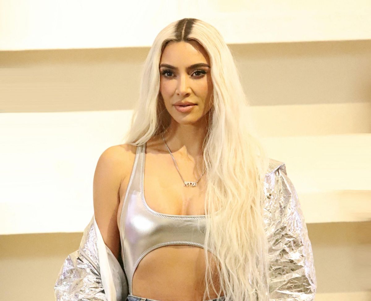Kim Kardashian covers her breasts between ties, for a gala at Baby2Baby 2022