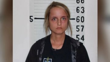 Ashley Waffle, de 22 años, está acusada de tener relaciones con un estudiante adolescente.