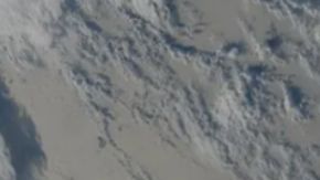 Una vista ampliada de la erupción, vista por el satélite meteorológico GOES-17 de la Administración Nacional Oceánica y Atmosférica.