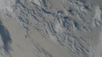 Una vista ampliada de la erupción, vista por el satélite meteorológico GOES-17 de la Administración Nacional Oceánica y Atmosférica.