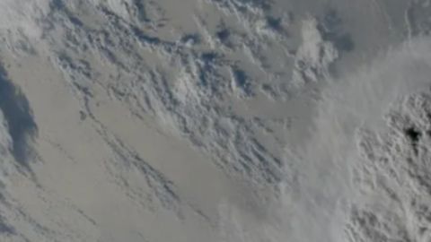 Una vista ampliada de la erupción, vista por el satélite meteorológico GOES-17 de la Administración Nacional Oceánica y Atmosférica.