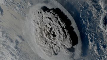 Una vista ampliada de la erupción, vista por el satélite meteorológico GOES-17 de la Administración Nacional Oceánica y Atmosférica.