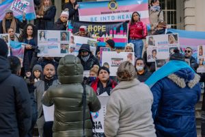 Desde NYC gritan fuerte para poner fin al odio hacia las personas transgénero