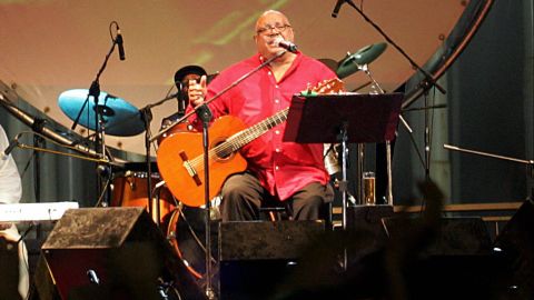 Pablo Milanés cantando en Cuba en el 2006.