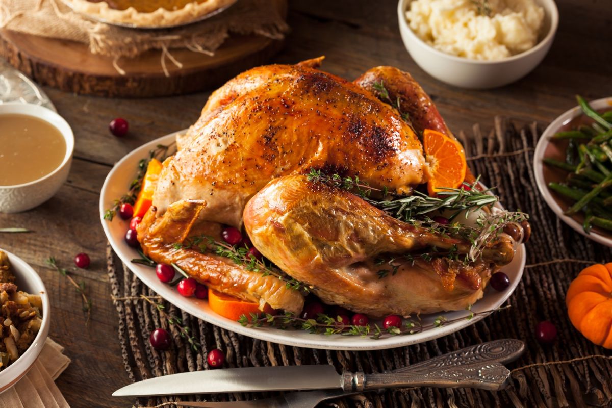 Descongelar el pavo con anticipación es un paso clave para ahorrar tiempo en la preparación de la cena de Acción de Gracias.