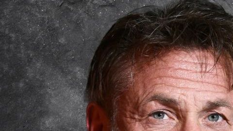 Sean Penn entregó uno de sus premios Oscar a Volodymyr Zelensky.