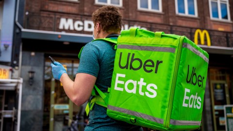 Uber Eats afuera de McDonald's