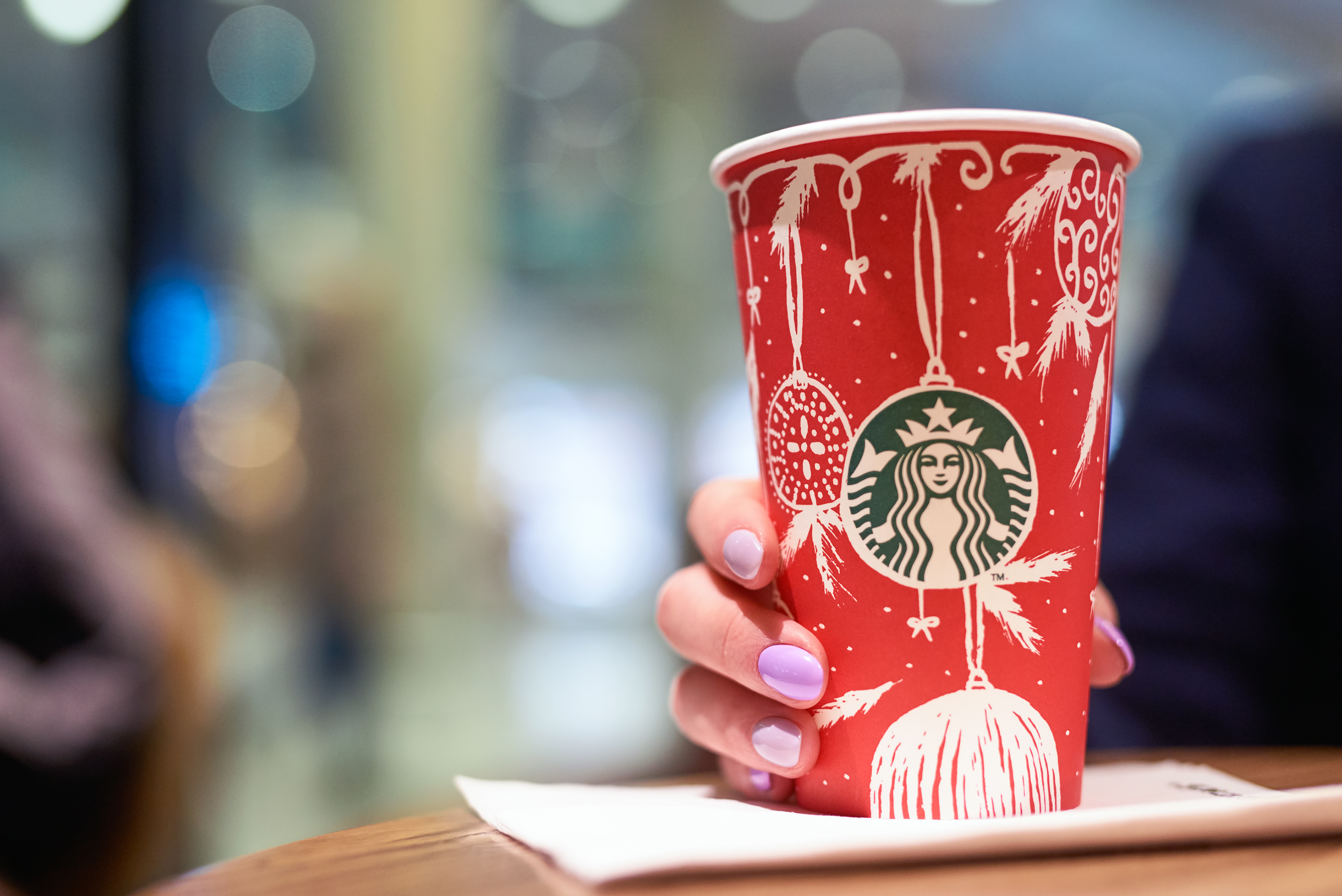 El famoso vaso rojo de Starbucks está de regreso. Consíguelo gratis este 5  de noviembre