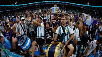 Los aficionados argentinos coparon la tribuna del estadio.