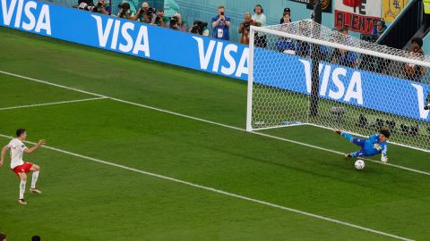 'Memo' Ochoa logró adivinarle el penalti a Robert Lewandowski.