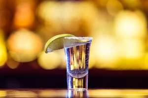 Mujer celebra 101 años y dice que el tequila es su secreto de larga vida