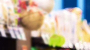 Mujer con carrito de comestibles