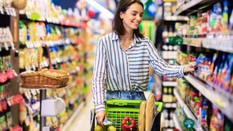 Mujer con carrito de comestibles
