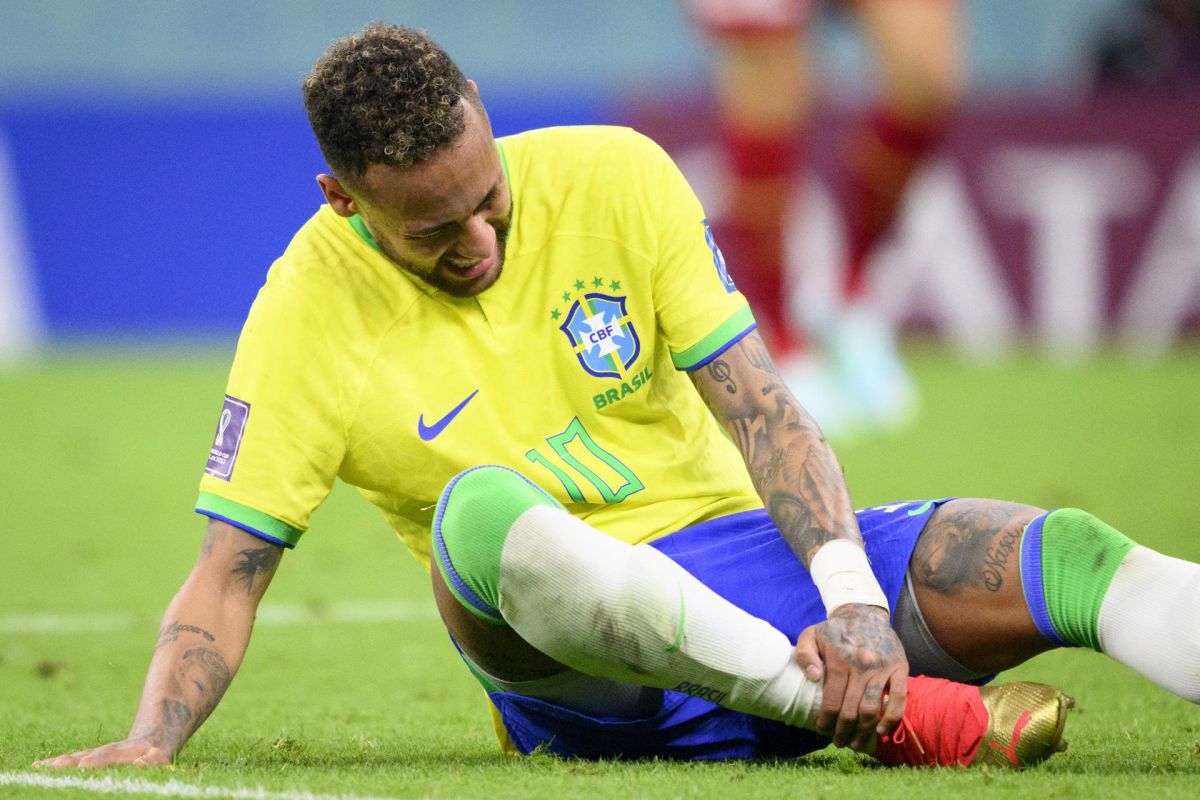 Neymar estará bajo cuidados médicos durante los próximos dos días.
