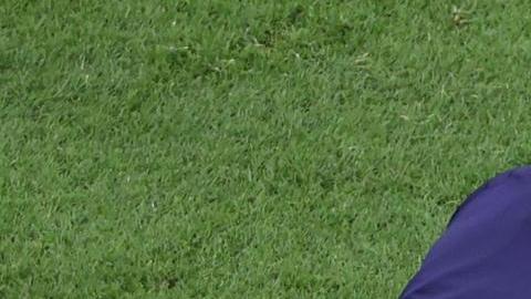 Neymar jr. sufrió un fuerte golpe en el tobillo y tuvo que salir del partido.