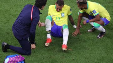 Neymar jr. sufrió un fuerte golpe en el tobillo y tuvo que salir del partido.