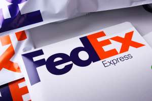 Exempleada afroamericana de FedEx recibió $366 millones después de demandar a la empresa por discriminación