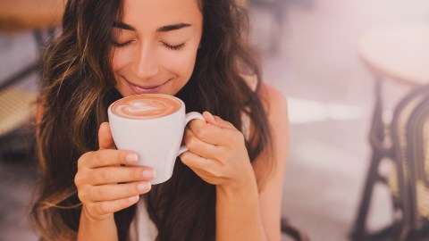 Mujer bebe café