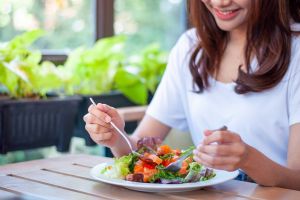 Saltarse comidas y comer con pocas horas de diferencia podría relacionarse con un mayor riesgo de mortalidad