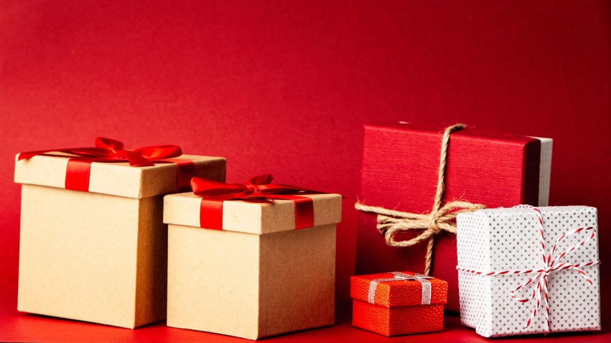 Regalos de Navidad son parte del ritual de festividad, muchos estadounidenses gastan ciento o miles de dólares.