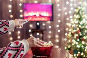 Podrías ganar $2,500 dólares solo por ver películas de Navidad en diciembre