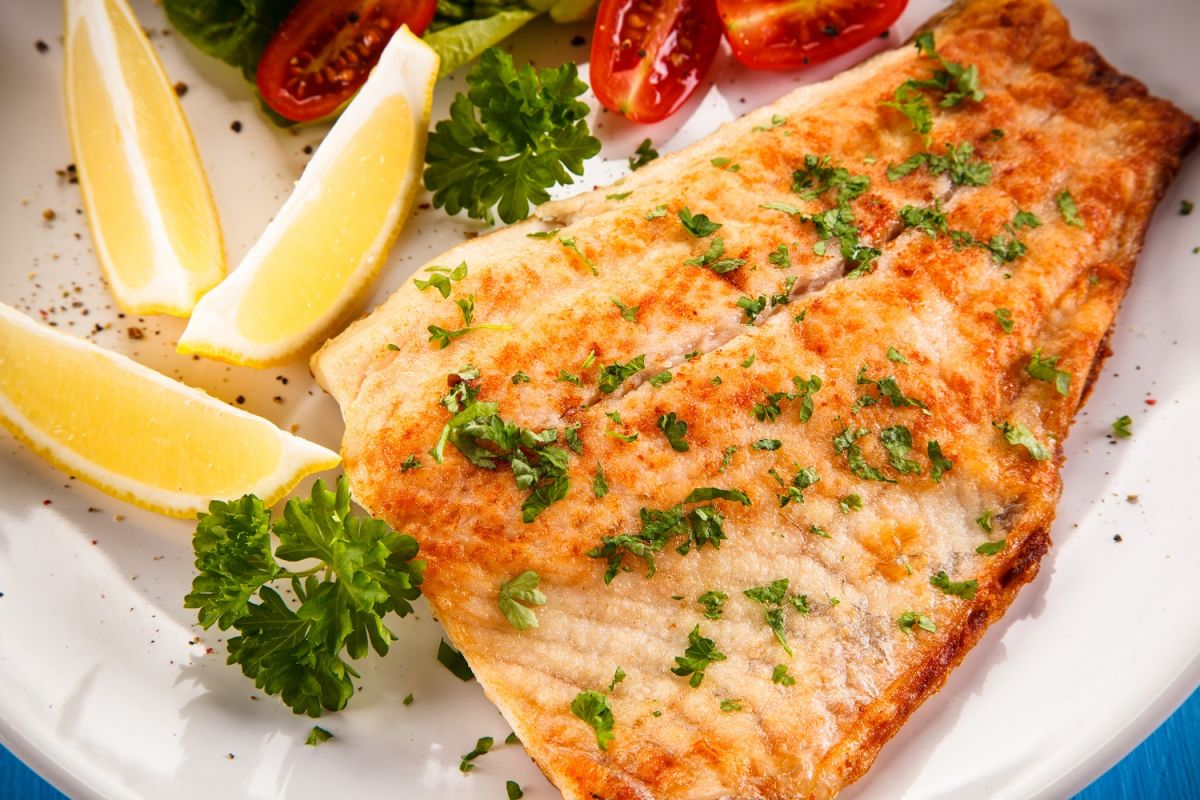 El pescado es uno de los alimentos que proporciona proteínas saludables que pueden formar parte de una dieta para un abdomen plano.