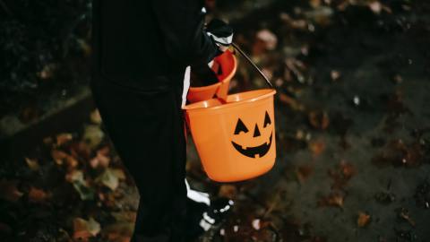 La policía recibió varios reportes de hojas de afeitar en los dulces de Halloween.