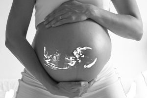 Administración de Biden ordena que las niñas migrantes embarazadas sean albergadas en estados con acceso al aborto