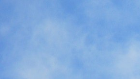 El avión se incendió tras estrellarse en un campo.