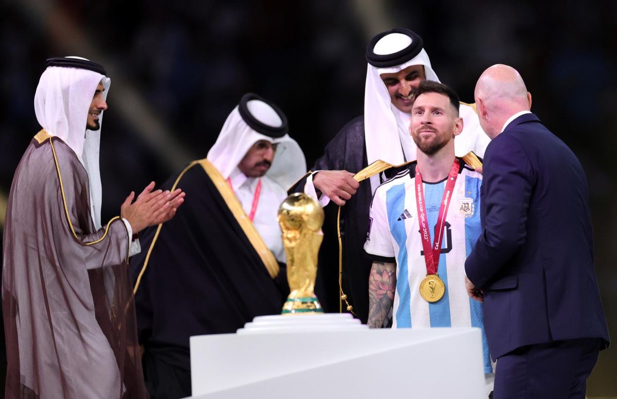 Messi recibió el "bisht" por parte del emir de Qatar.