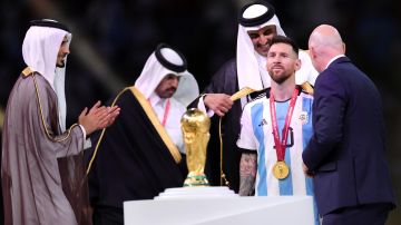 Messi recibió el "bisht" por parte del emir de Qatar.